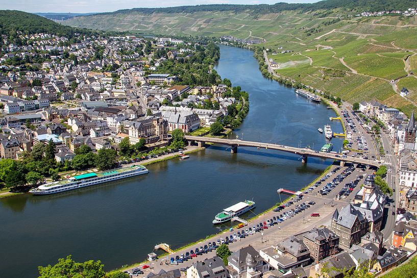 Uitzicht vanaf kasteel Landshut over het Moezeldal en de stad Bernkastel-Kues van Reiner Conrad