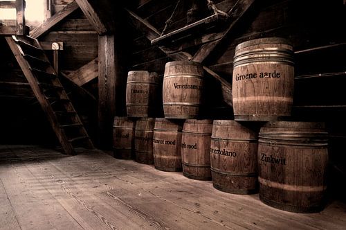 Barils de pigment de peinture dans un vieux moulin 