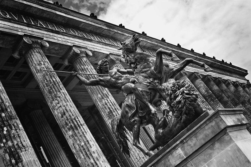 Standbeeld in Berlijn bij het  Altes Museum (Z/W) van Giovanni della Primavera