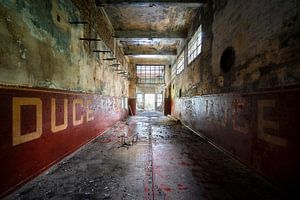 Couloir sombre abandonné. sur Roman Robroek - Photos de bâtiments abandonnés