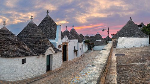 Zonsopkomst in Alberobello, Puglia, Italië