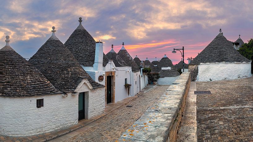 Lever de soleil à Alberobello, Pouilles, Italie par Henk Meijer Photography