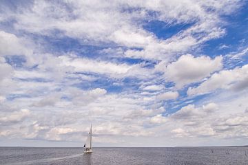 eenzame zeilboot op kalme zee van Jörg B. Schubert