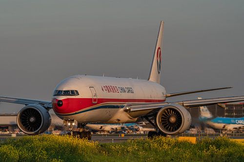 China Cargo Airlines Boeing 777 op taxibaan Q.
