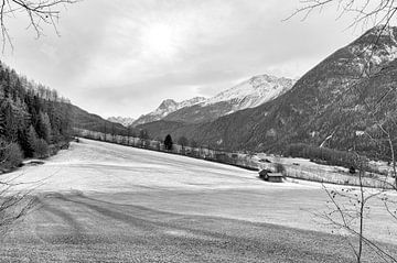 Vergezicht van grazige weiden in het Oetzdal in de winter