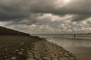 Donkere wolken, strand met strandhoofd van Edwin van Amstel
