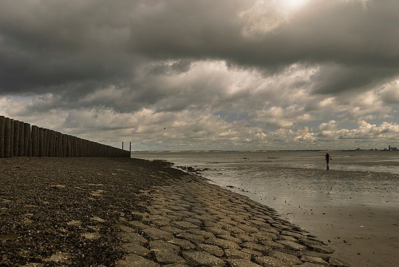 Nuages sombres, plage avec tête de pont par Edwin van Amstel