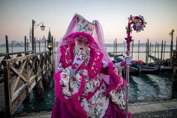 Roze kostuum tijdens het carnaval op het San Marcoplein in Venetië van t.ART