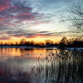 Spiegelende zonsondergang van Helga van de Kar