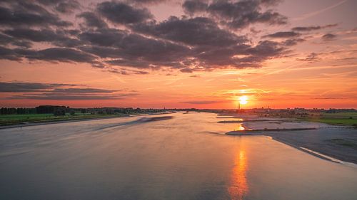 Coucher de soleil sur la rivière Waal sur Erik Graumans