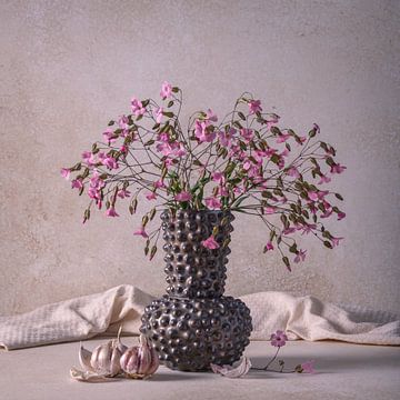 Still life, Petit Fleur vase with soapwort (Saponaria) and garlic by Oda Slofstra