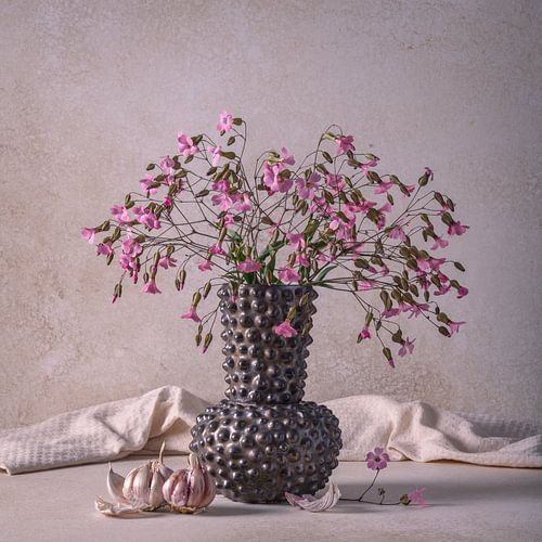Still life, Petit Fleur vase with soapwort (Saponaria) and garlic by Oda Slofstra