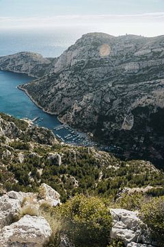 Vue de la Calanque de Sormiou avec le soleil bas dans le ciel sur Joep van de Zandt