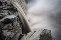 Aan de rand van de machtige Dettifoss van Gerry van Roosmalen thumbnail