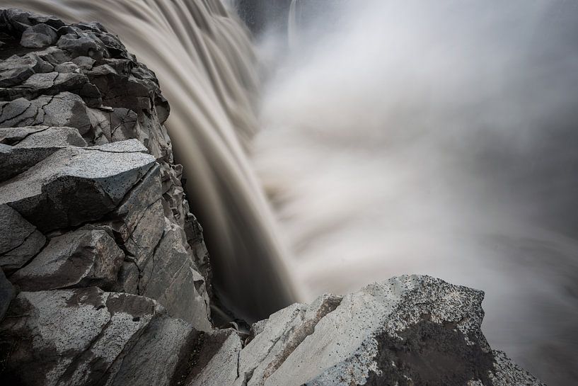 Am Rande des mächtigen Dettifoss von Gerry van Roosmalen