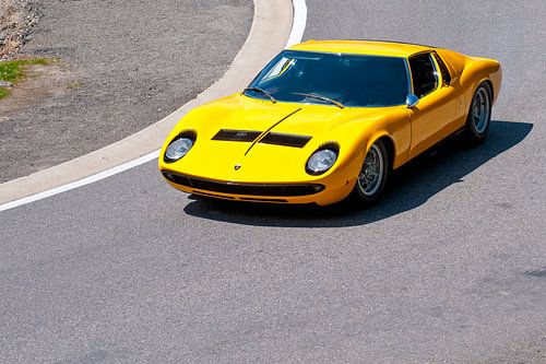 Lamborghini Miura sportwagen in helder geel