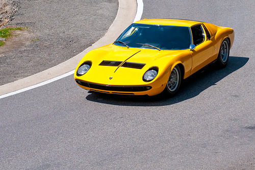 Lamborghini Miura sportwagen in helder geel