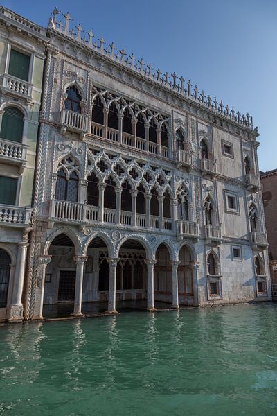 Oude panden aan kanaal in oude centrum van Venetie, Italie van Joost Adriaanse