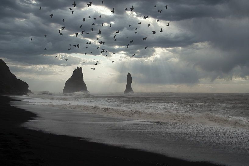 wolkendecke am schwarzen strand in island von peterheinspictures