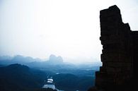 Alte chinesische Ruine in verträumter Landschaft von André van Bel Miniaturansicht