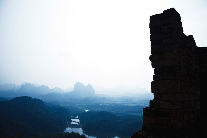 Alte chinesische Ruine in verträumter Landschaft von André van Bel