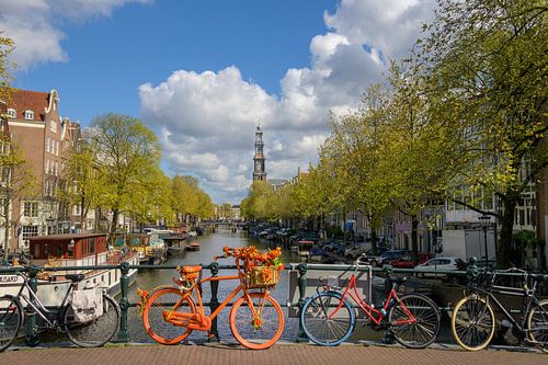 Oranje fiets op Amsterdamse brug