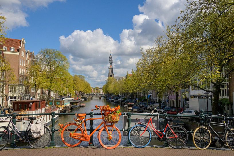 Orange Fahrrad auf Amsterdam Brücke von Foto Amsterdam/ Peter Bartelings
