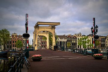 Uitzicht op de Magere Brug over Amstel in Amsterdam, 2020 - 4 van Amsterdam.Photos