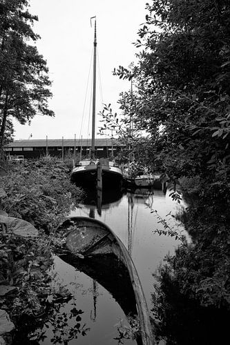 Half vergane roeiboot