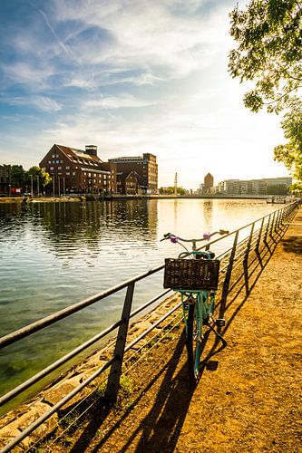 Fiets op de reling bij de binnenhaven Duisburg Ruhrgebied Duitsland