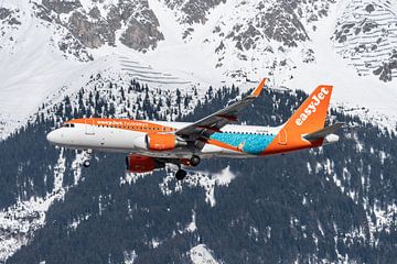 Passagiersvliegtuigen fotograferen bij de luchthaven van Innsbruck met prachtige winterse omstandigh van Jaap van den Berg