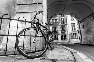 Een klassieke fiets in een lege straat in Parijs van Carlos Charlez