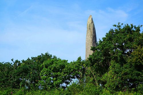 Der Menhir von Kerloas in der Bretagne von Theodor Decker