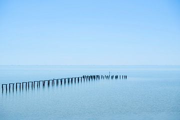 restanten van een kunstwerk in zee van H&J Fotografie