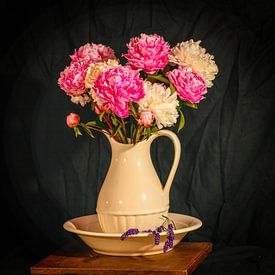 Stilleben Pfingstrosen in Vase mit Lavendel. von Fotografie Arthur van Leeuwen