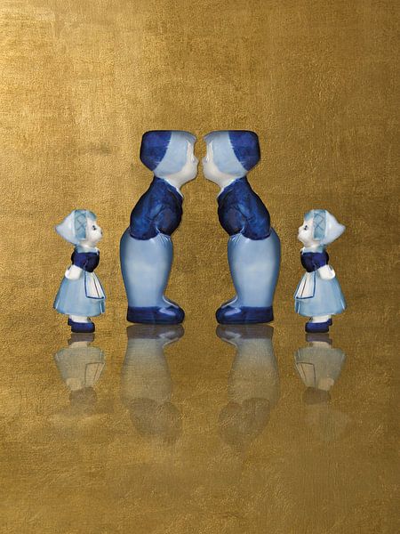 Famille delft bleu embrassant le couple avec or. Famille à deux papas par Mijke Konijn
