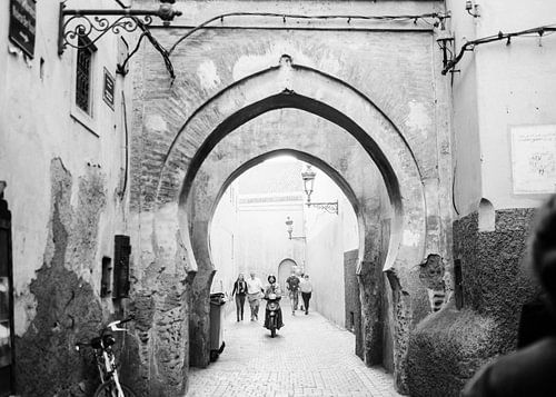 Schwarz-weißes Straßenphotographiefoto in der Medina von Marrakesch von Raisa Zwart Reisefotografiedrucke