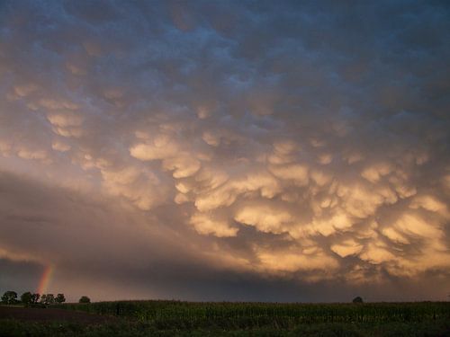 Zeldzaam prachtige wolkenlucht met mammatus wolken van Dirk Verwoerd