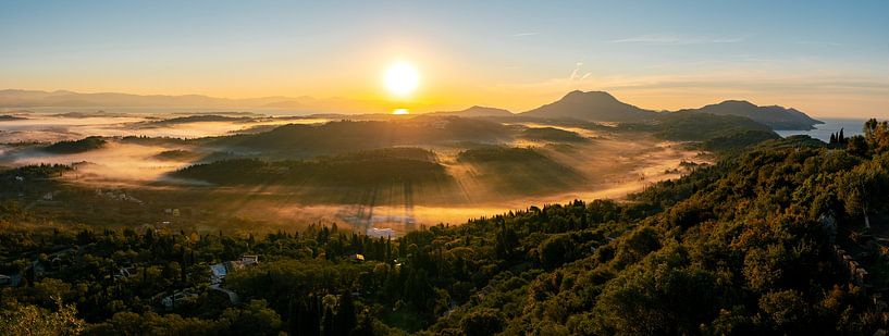 Lever de soleil sur Corfou depuis l'observatoire de l'empereur Guillaume II par Leo Schindzielorz
