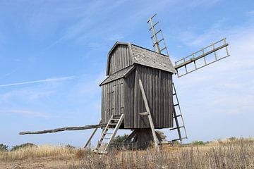 Traditionele houten windmolen, Öland, Zweden van Imladris Images
