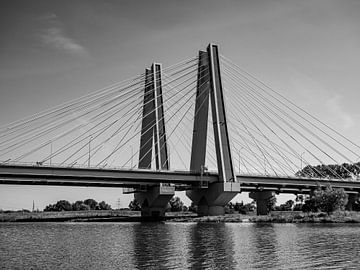 Brücke auf der Weichsel Krakau Schwarzweißfotografie van JBJart Justyna Jaszke