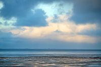 Wolken  boven Waddenzee bij Westhoek tijdens laag water