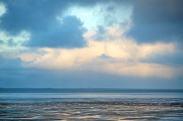 Wolken  boven Waddenzee bij Westhoek tijdens laag water van Marcel van Kammen