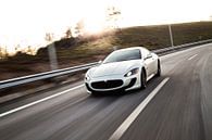 Maseratie sportscar sportcoupé in wit op de snelweg van Atelier Liesjes thumbnail