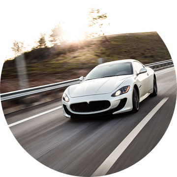 Maseratie sportscar sportcoupé in wit op de snelweg van Atelier Liesjes