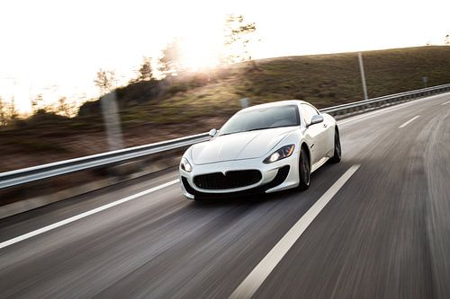 Maseratie sportscar sportcoupé in wit op de snelweg