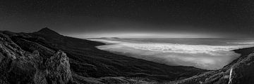 Tenerife with luminous clouds and stars in black and white. by Manfred Voss, Schwarz-weiss Fotografie