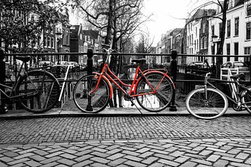 De rode fiets op de brug over de Nieuwegracht in Utrecht