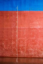 Kalibrierungsmarke und ein fast leeres Hochseeschiff im Hafen. von scheepskijkerhavenfotografie