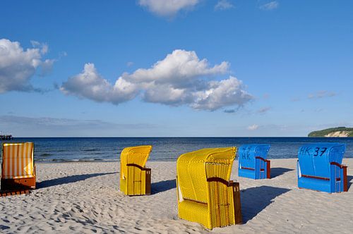 blauwe en gele strandstoelen in Binz